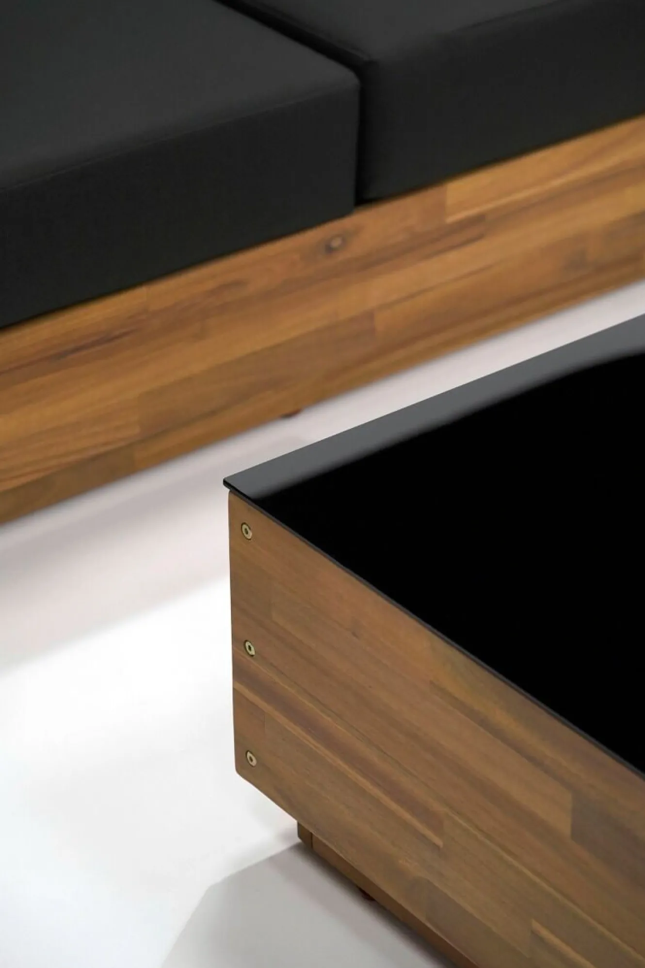 ARTELIA Piano Gartenlounge, naturbelassen/schwarz, Akazie/Glas, Ecksofa inkl. Sessel & Beistelltisch, langlebiges Material