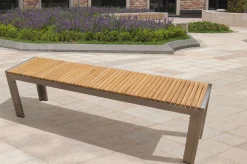 OUTFLEXX Bank aus Edelstahl/Teakholz, 160x38x45cm, FSC®-zertifiziertes Produkt