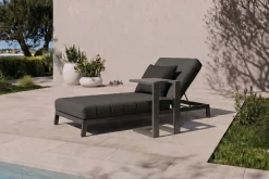 OUTFLEXX Bite Gartenliegen-Set mit Beistelltisch, anthrazit, Aluminium/Polyester, 205 x 90 cm, schnelltrocknend, inklusive Dekokissen