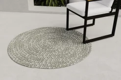 OUTFLEXX Harmony Outdoor Teppich, Aluminium-White, rund, PET-Garn aus recyceltem Material, Ø 120 cm, für Innen- und Außenbereiche geeignet