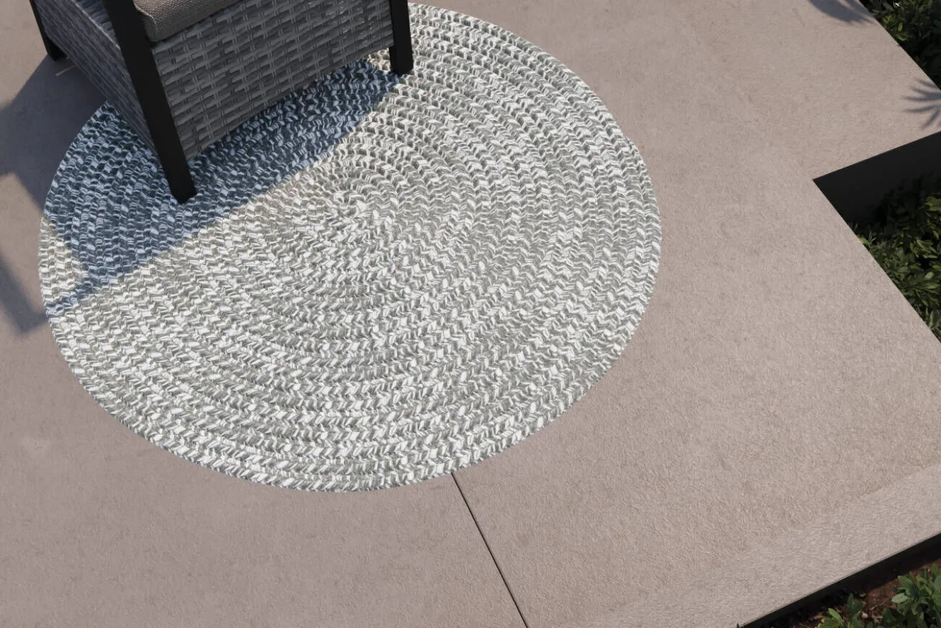 OUTFLEXX Harmony Outdoor Teppich, Aluminium-White, rund, PET-Garn aus recyceltem Material, Ø 120 cm, für Innen- und Außenbereiche geeignet
