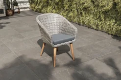 OUTFLEXX Kota Cocktail-Sessel, grau-meliert, Akazie/Polyrattan, 60x65x84 cm, inkl. Auflage, FSC®-zertifiziertes Produkt