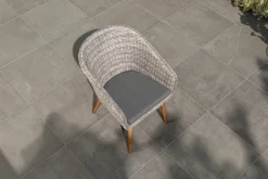 OUTFLEXX Kota Cocktail-Sessel, grau-meliert, Akazie/Polyrattan, 60x65x84 cm, inkl. Auflage, FSC®-zertifiziertes Produkt