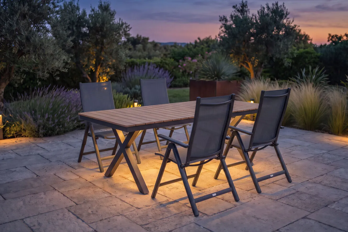 OUTFLEXX Luminara Garten-Essgruppe mit LED-Beleuchtung, anthrazit matt/natur, Aluminium / Holzimitat, 240 x 100 cm, 4 Klappstühle