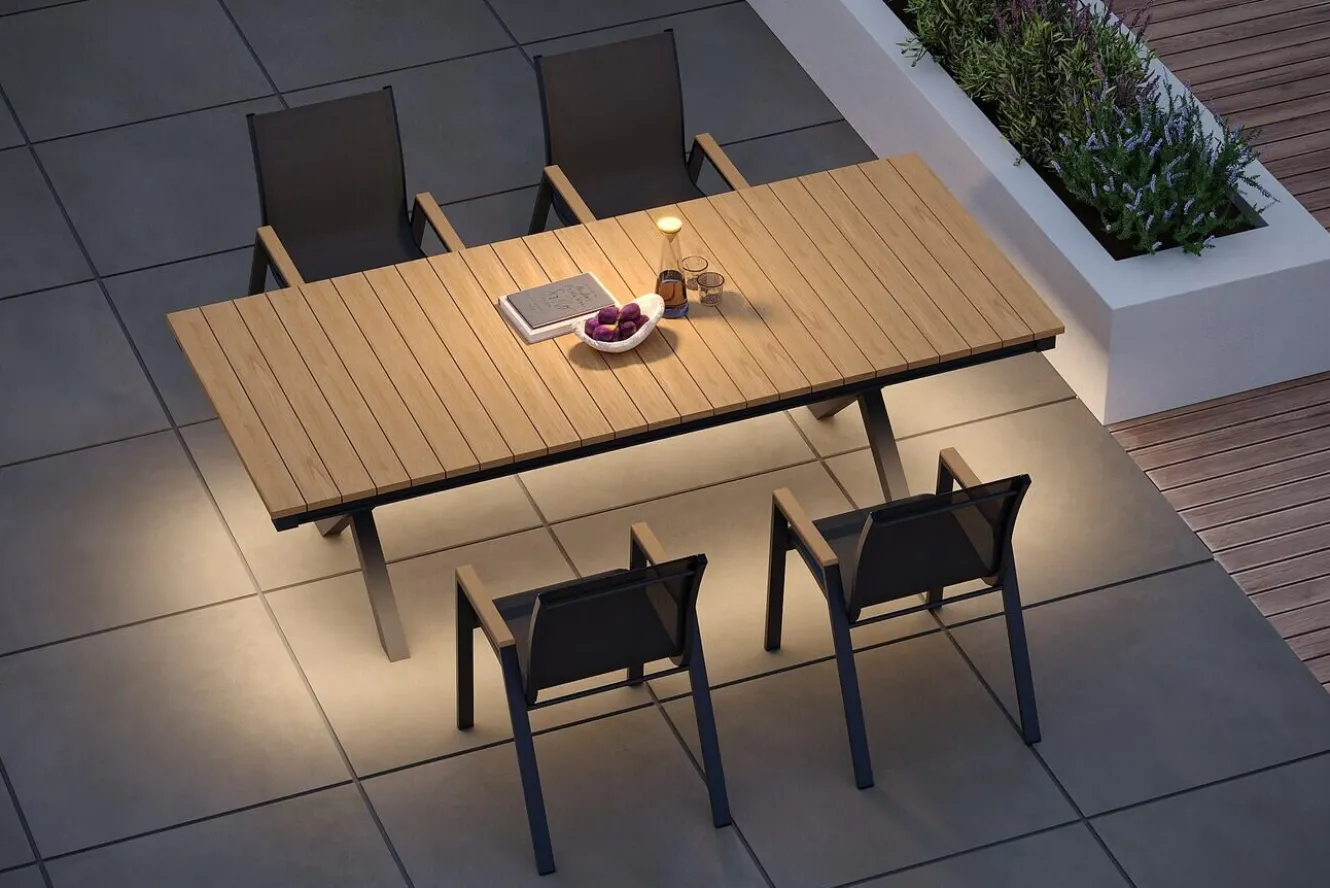 OUTFLEXX Luminara Garten-Essgruppe mit LED-Beleuchtung, anthrazit matt/natur, Aluminium/Holzimitat/Textilene, Tisch 240 x 100 cm, 4 stapelbare Sessel