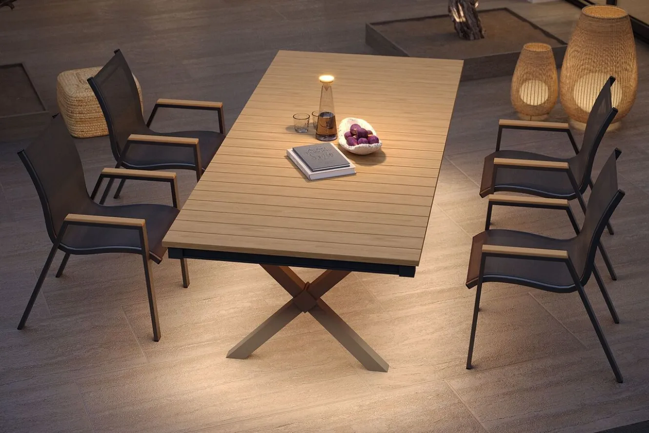 OUTFLEXX Luminara Garten-Essgruppe mit LED-Beleuchtung, anthrazit matt/natur, Aluminium/Holzimitat/Textilene, Tisch 240 x 100 cm, 4 stapelbare Sessel