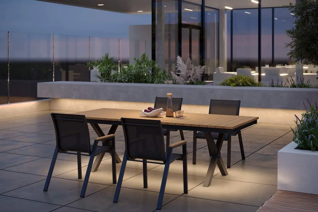 OUTFLEXX Luminara Garten-Essgruppe mit LED-Beleuchtung, anthrazit matt/natur, Aluminium/Holzimitat/Textilene, Tisch 240 x 100 cm, 4 stapelbare Sessel