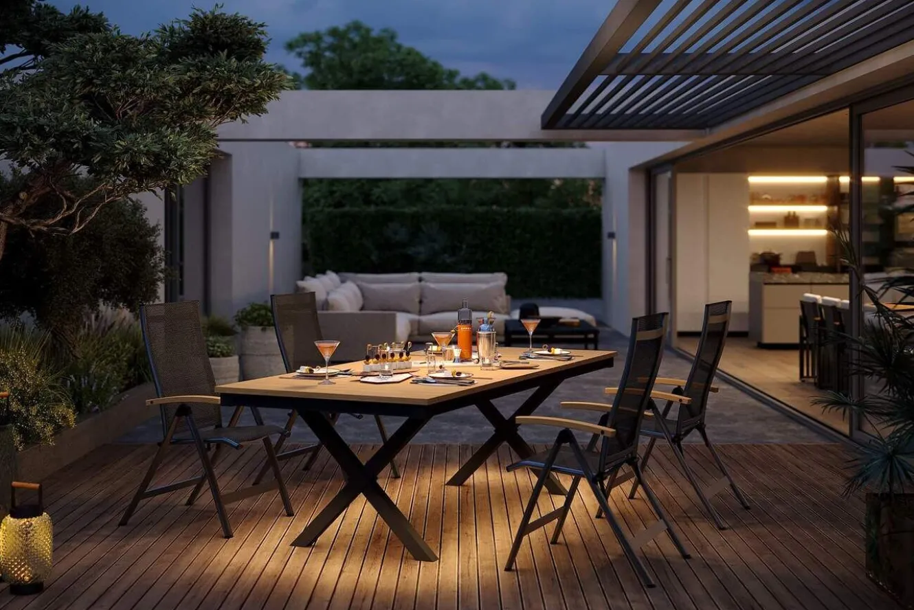 OUTFLEXX Luminara Garten-Essgruppe mit LED-Beleuchtung, anthrazit matt/natur, Aluminium/Textilen/Holzimitat, 240 x 100 cm, 4 Klappstühle