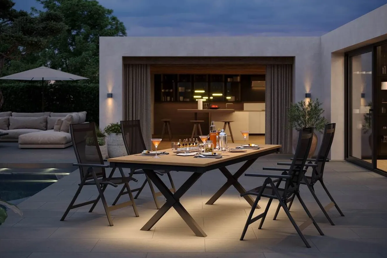 OUTFLEXX Luminara Garten-Essgruppe, anthrazit matt/natur, Alu / Holzimitat / Textilen, 240 x 100 cm, 4 Klappstühle, LED-Beleuchtung