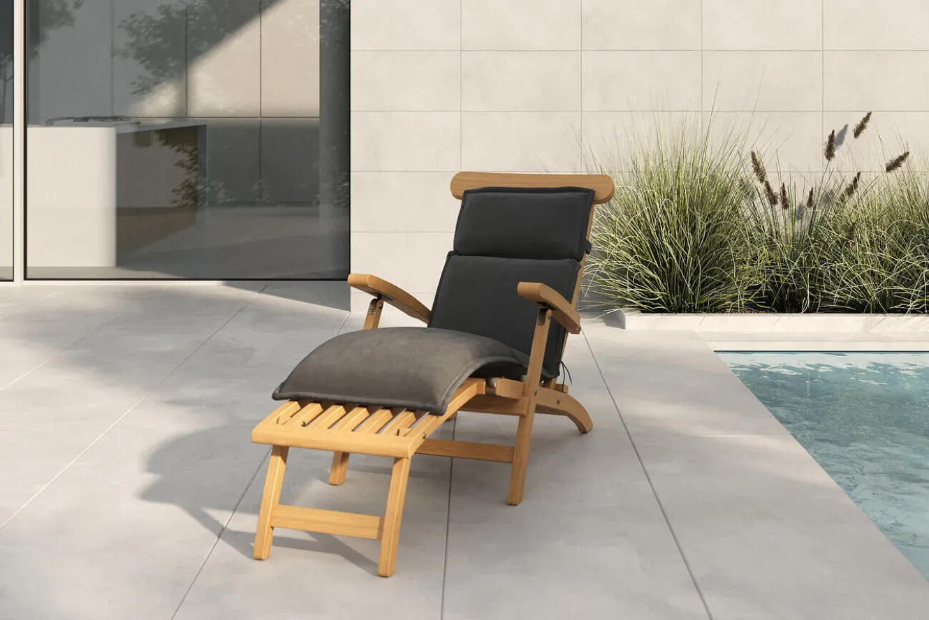 OUTFLEXX Matera Gartenliege, naturbelassen/anthrazit, Teak/Polyester, 165 x 58 cm, klappbar, mit Fußkappen, UV-beständig