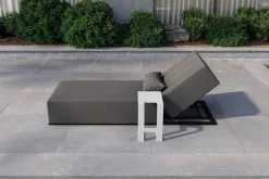 OUTFLEXX Porvoo Gartenliege, hellgrau/weiß, Aluminium/Polyester, 215 x 90 cm, verstellbare Rückenlehne, inkl. Beistelltisch