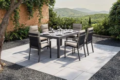 OUTFLEXX Premium Garten-Essgruppe, anthrazit matt/schwarz/natur, Alu/Spraystone, Tisch 160/260 x 100 cm, 6 Stapelsessel inkl. 6 Auflagen