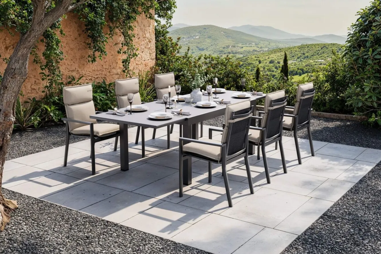 OUTFLEXX Premium Garten-Essgruppe, anthrazit matt/schwarz/natur, Alu/Spraystone, Tisch 160/260 x 100 cm, 6 Stapelsessel inkl. 6 Auflagen