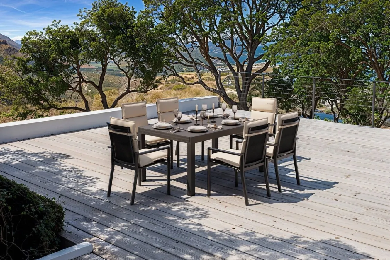 OUTFLEXX Premium Garten-Essgruppe, anthrazit matt/schwarz/natur, Alu/Spraystone, Tisch 160/260 x 100 cm, 6 Stapelsessel inkl. 6 Auflagen