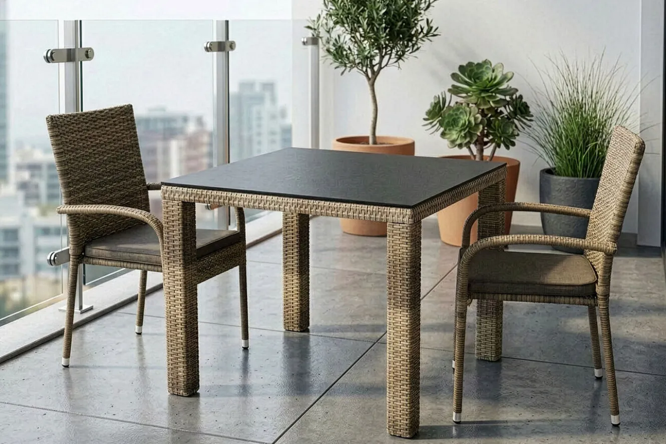 OUTFLEXX Rabida Balkon-Set, champagner-meliert, Polyrattan, Tisch 90x90 cm, 2 Stapelstühle, Glasplatte in Steinoptik