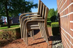 OUTFLEXX Rabida Garten-Essgruppe, champagner-meliert, Polyrattan, Tisch 90 x 90 cm, 4 Stapelstühle, Glasplatte in Steinoptik