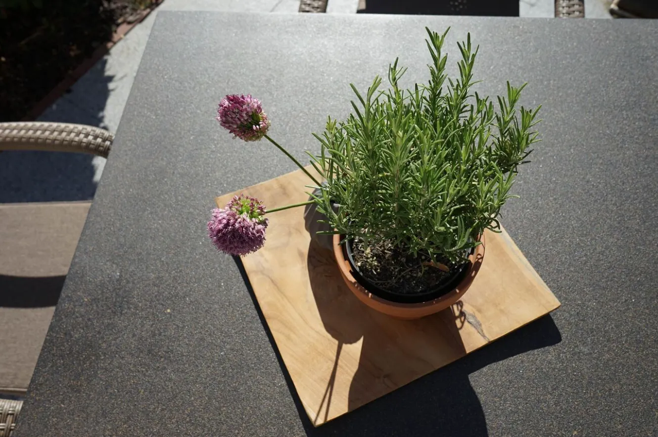 OUTFLEXX Rabida Garten-Essgruppe, champagner-meliert, Polyrattan, Tisch 90 x 90 cm, 4 Stapelsessel, Glasplatte in Steinoptik