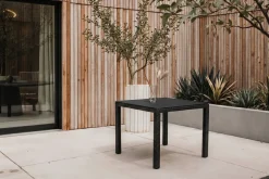 OUTFLEXX Rocking Dining Tisch, grau/braun-meliert, Polyrattan, 90 x 90 cm, Glasplatte in Steinoptik