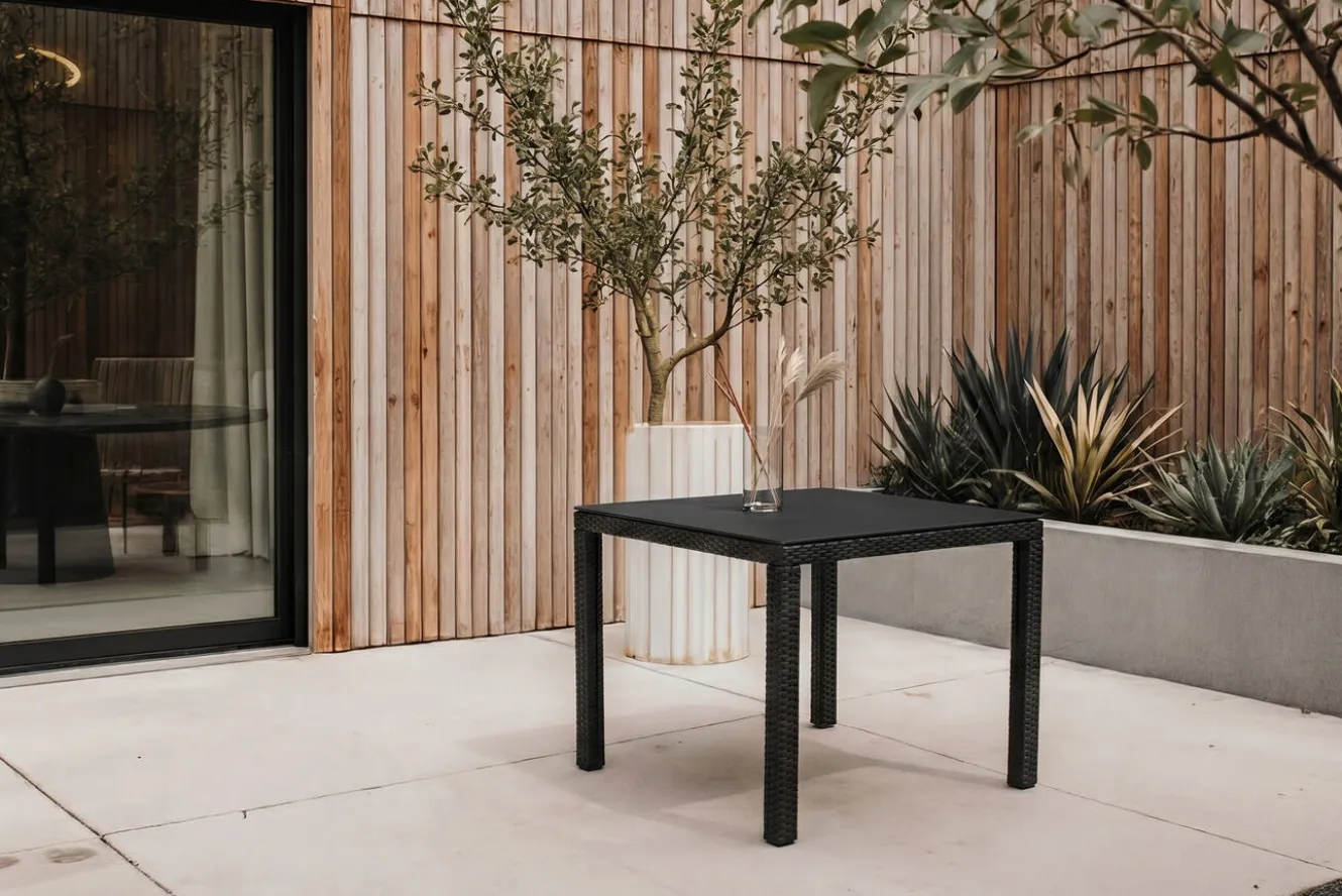 OUTFLEXX Rocking Dining Tisch, grau/braun-meliert, Polyrattan, 90 x 90 cm, Glasplatte in Steinoptik