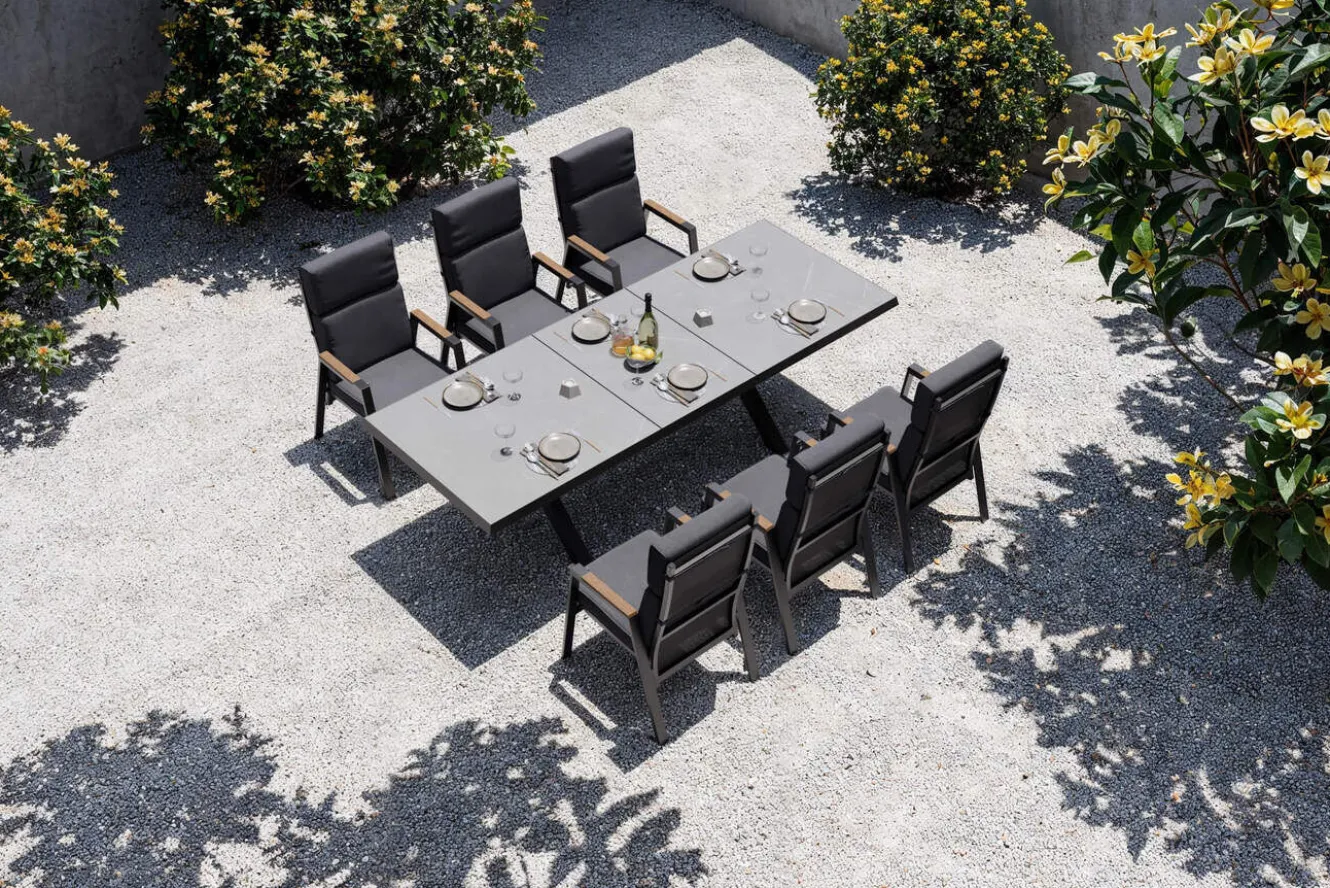 OUTFLEXX Serro Garten-Essgruppe, schwarz/anthrazit, Alu/Steinimitat/Teak, Tisch 200/260 x 100 cm, ausziehbar, 6 Stapelsessel