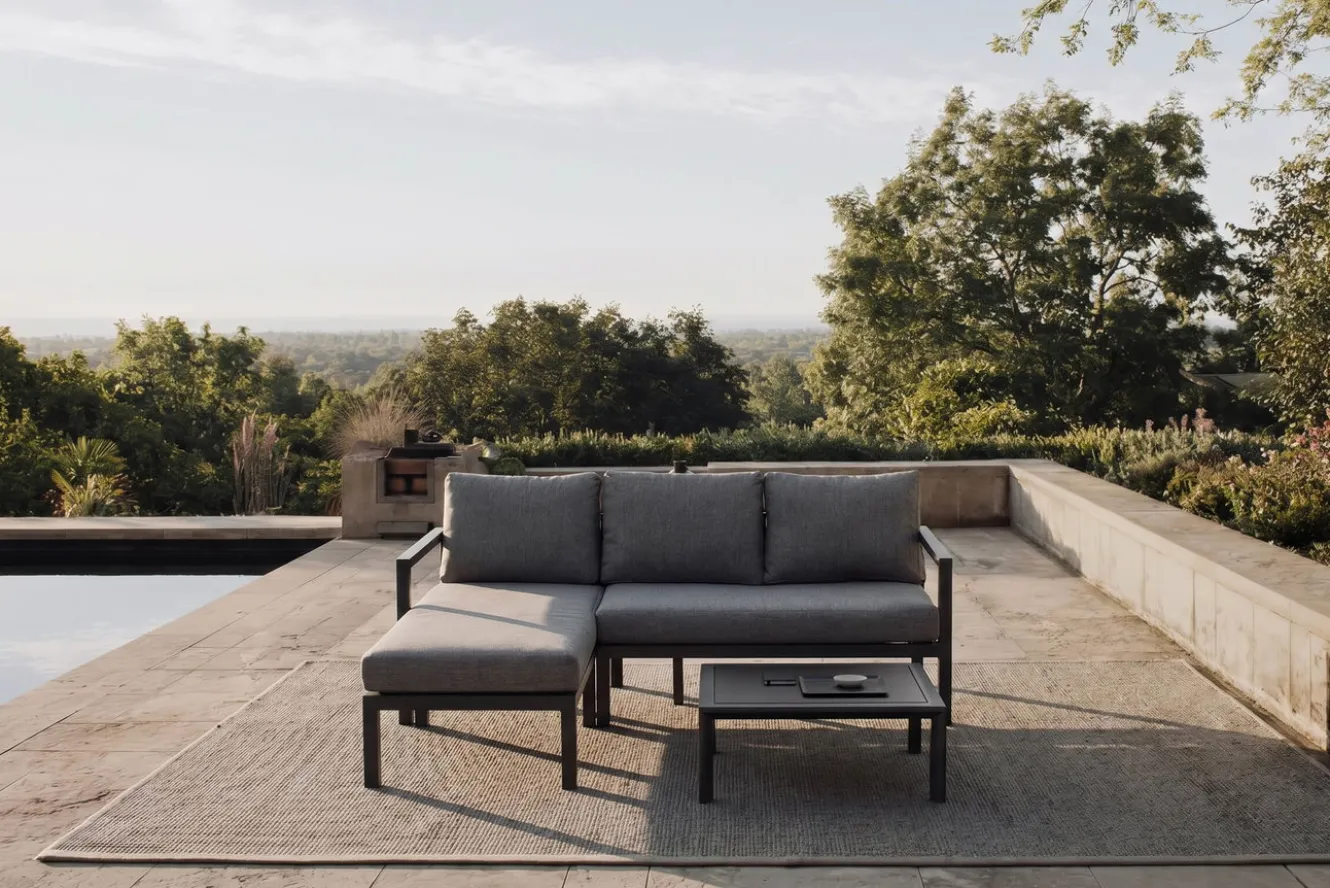 OUTFLEXX 3-Sitzer Sofa, anthrazit matt, Alu/Polyester, 167x75x66 cm, inklusive Hocker und Beistelltisch