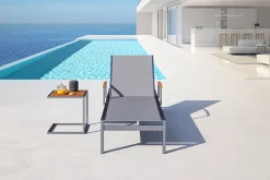 OUTFLEXX Sonnenliegen-Set, taupe, Edelstahl/Teak, 195,5x74x35cm, mit Armlehnen, inkl. Beistelltisch 45x45cm, FSC®-zertifiziertes Produkt