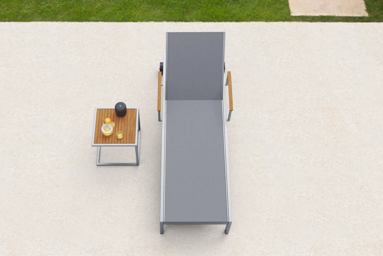 OUTFLEXX Sonnenliegen-Set, taupe, Edelstahl/Teak, 195,5x74x35cm, mit Armlehnen, inkl. Beistelltisch 45x45cm, FSC®-zertifiziertes Produkt