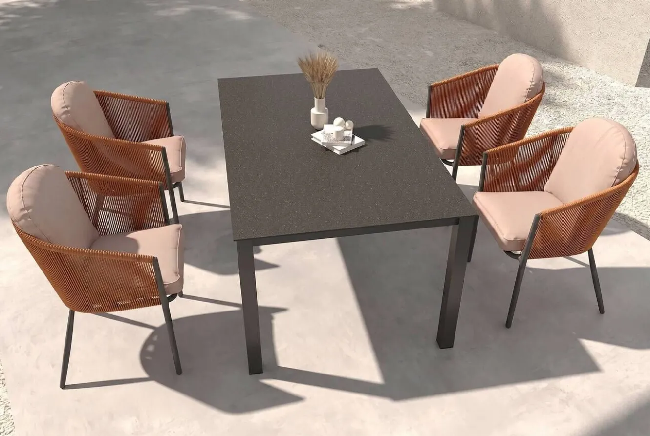 OUTFLEXX Tavio Garten-Essgruppe, anthrazit matt/orange, Alu/Rope-Geflecht, Spraystone-Tischplatte 160 x 95 cm, 4 Diningsessel