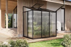 OUTFLEXX Verde Comfort Anlehn-Gewächshaus, schwarzer Rahmen, Aluminium pulverbeschichtet mit 4 mm Polycarbonatplatten, 192 x 125 x 210 cm, UV-beständig, mit Schiebetür und Belüftungsfenster