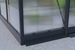 OUTFLEXX Verde Premium Gewächshaus, schwarzer Rahmen, Aluminium pulverbeschichtet mit Polycarbonat 6 mm und Stahlrahmen, 486 x 243 x 240 cm, 4 Fenster, Schiebetür