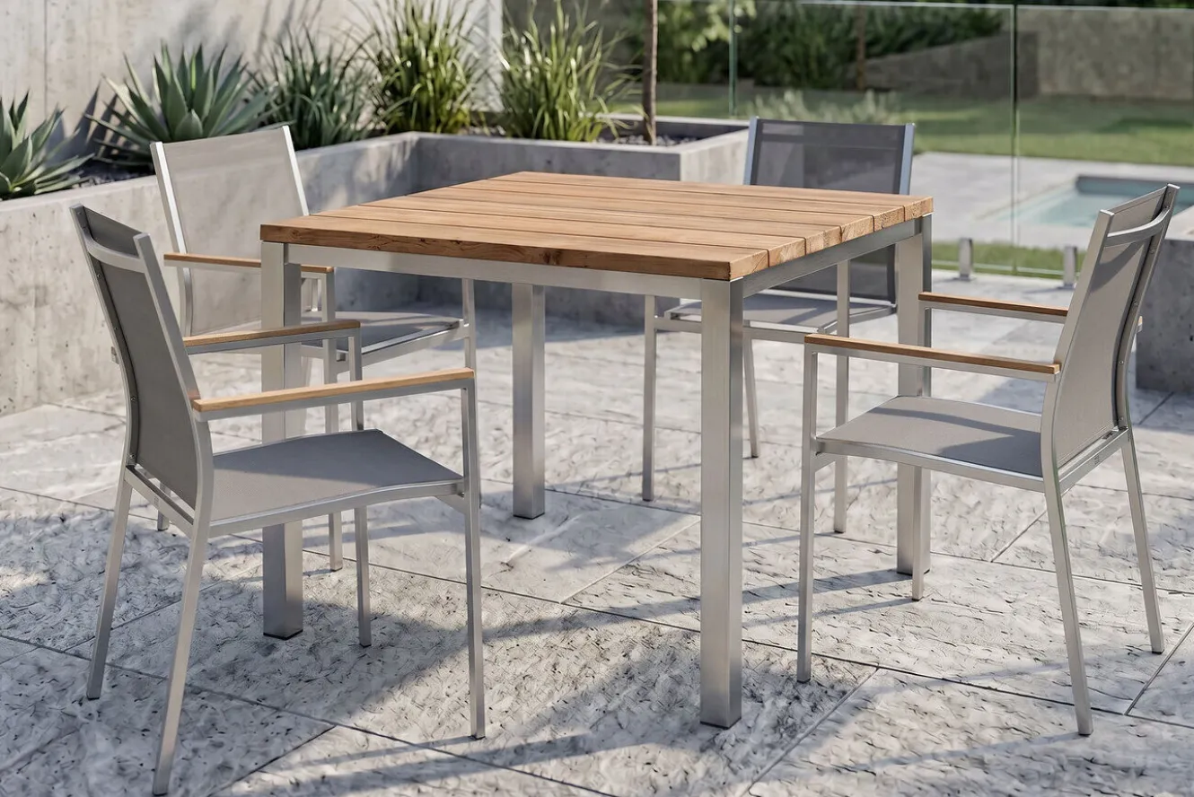 STERN Cardiff Garten-Essgruppe, silber/taupe, Edelstahl/recyceltes Teak, Tisch 90 x 90 cm, 4 Stapelsessel, FSC®-zertifiziertes Produkt