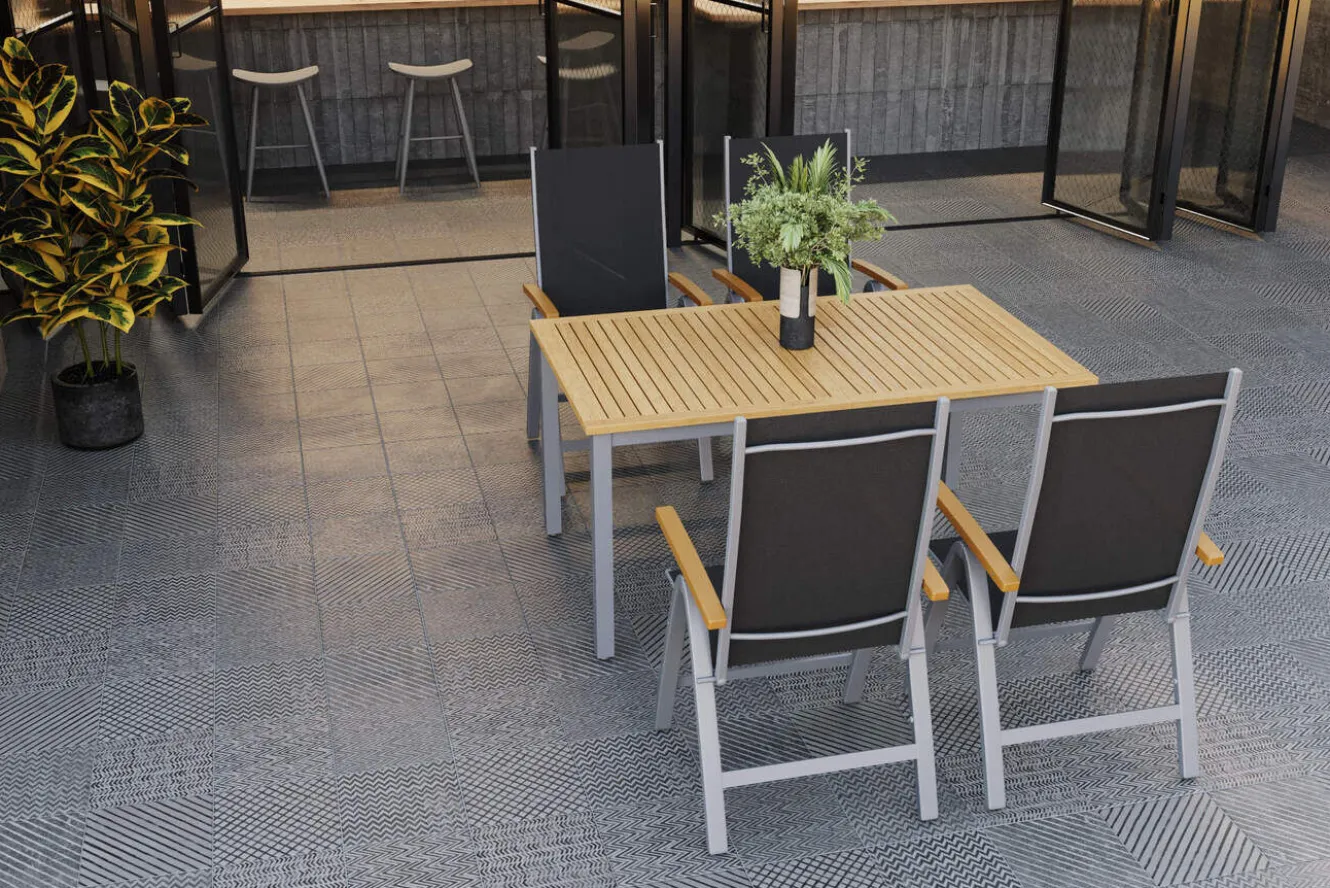 VILLANA Garten-Essgruppe mit 4 Klappstühlen, silber, Alu/Eukalyptus, ausziehbarer Tisch 150/200 x 90 cm, FSC®-zertifiziertes Produkt