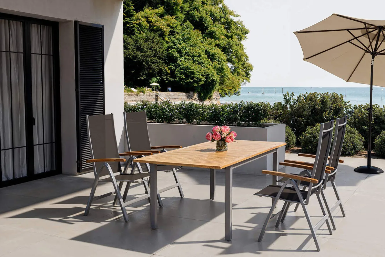 VILLANA Garten-Essgruppe mit 4 Klappstühlen, silber, Alu/Eukalyptus, ausziehbarer Tisch 150/200 x 90 cm, FSC®-zertifiziertes Produkt