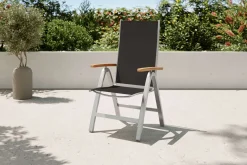 VILLANA Garten-Essgruppe, silber/natural, Alu/Eukalyptus, 150 x 90 x 74 cm, 4 Sitzplätze, witterungsbeständig, mit Fußkappen, FSC®-zertifiziertes Produkt