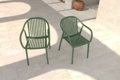 VILLANA Pico Curve Balkon-Set, pestogrün, Kunststoff, Tisch Ø 70 cm und 2 Stapelsessel, UV- und wetterfest