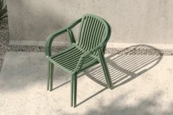 VILLANA Pico Curve Balkon-Set, pestogrün, Kunststoff, Tisch Ø 70 cm und 2 Stapelsessel, UV- und wetterfest