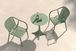 VILLANA Pico Curve Balkon-Set, pestogrün, Kunststoff, Tisch Ø 70 cm und 2 Stapelsessel, UV- und wetterfest