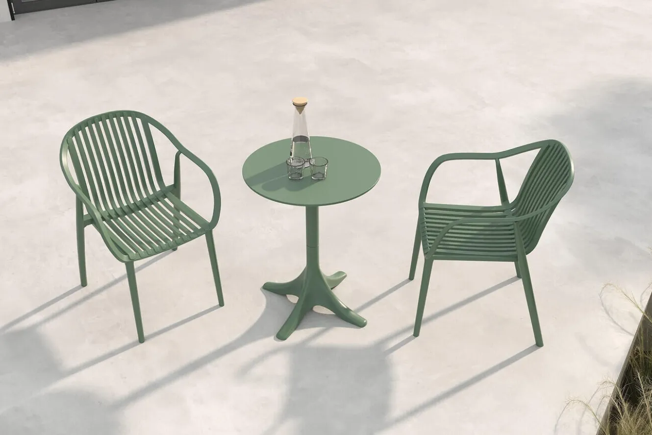 VILLANA Pico Curve Balkon-Set, pestogrün, Kunststoff, Tisch Ø 70 cm und 2 Stapelsessel, UV- und wetterfest