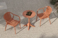 VILLANA Pico Curve Balkon-Set, ziegelrot, Kunststoff, Tisch Ø 70 cm und 2 Stapelsessel, UV- und wetterfest