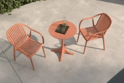 VILLANA Pico Curve Balkon-Set, ziegelrot, Kunststoff, Tisch Ø 70 cm und 2 Stapelsessel, UV- und wetterfest