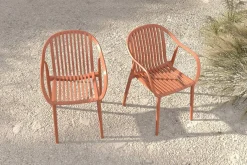 VILLANA Pico Curve Balkon-Set, ziegelrot, Kunststoff, Tisch Ø 70 cm und 2 Stapelsessel, UV- und wetterfest