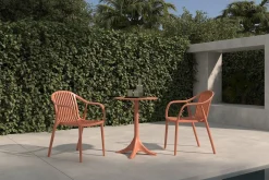 VILLANA Pico Curve Balkon-Set, ziegelrot, Kunststoff, Tisch Ø 70 cm und 2 Stapelsessel, UV- und wetterfest