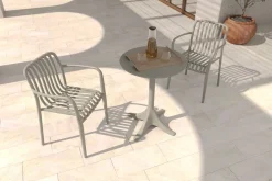 VILLANA Pico Soft Balkon-Set, grau, Kunststoff, Tisch Ø 70 cm und 2 Stapelsessel, UV-beständig, wetterfest