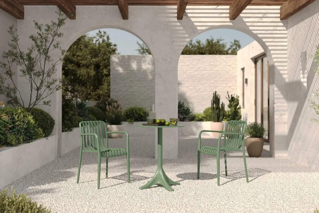 VILLANA Pico Soft Balkon-Set, pestogrün, Kunststoff, Tisch Ø 70 cm und 2 Stapelsessel, UV-beständig, wetterfest