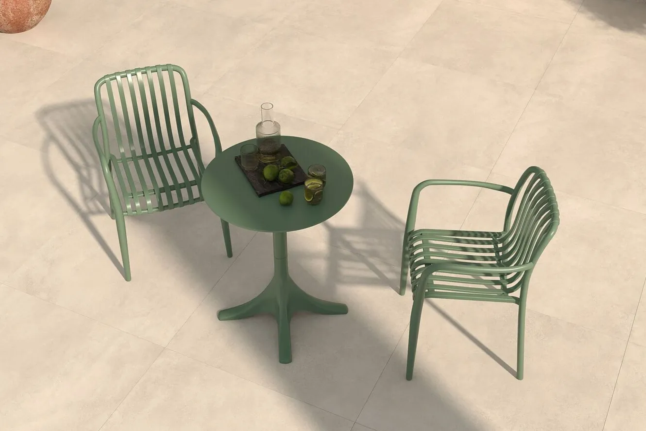 VILLANA Pico Soft Balkon-Set, pestogrün, Kunststoff, Tisch Ø 70 cm und 2 Stapelsessel, UV-beständig, wetterfest