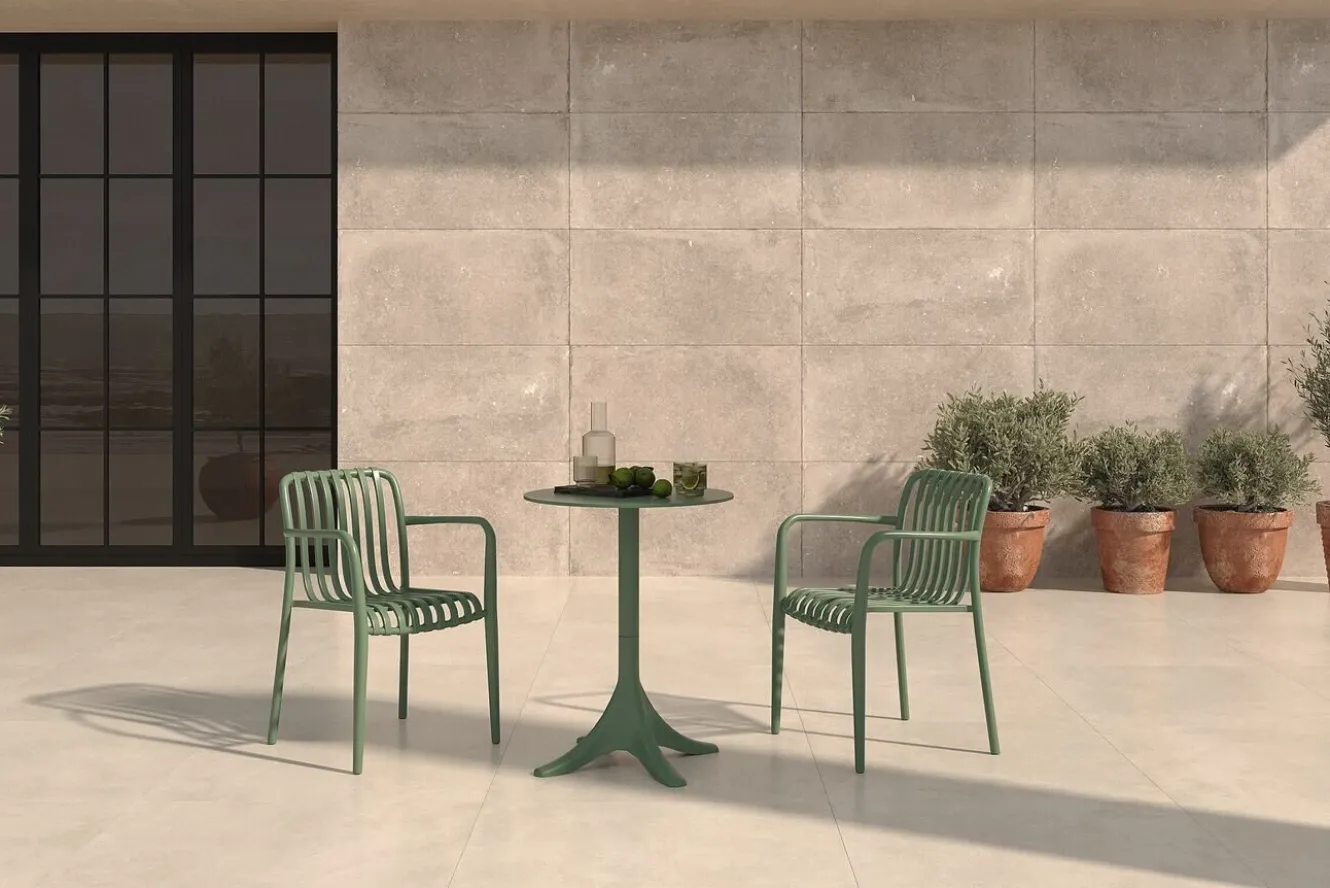 VILLANA Pico Soft Balkon-Set, pestogrün, Kunststoff, Tisch Ø 70 cm und 2 Stapelsessel, UV-beständig, wetterfest