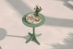 VILLANA Pico Soft Balkon-Set, pestogrün, Kunststoff, Tisch Ø 70 cm und 2 Stapelsessel, UV-beständig, wetterfest