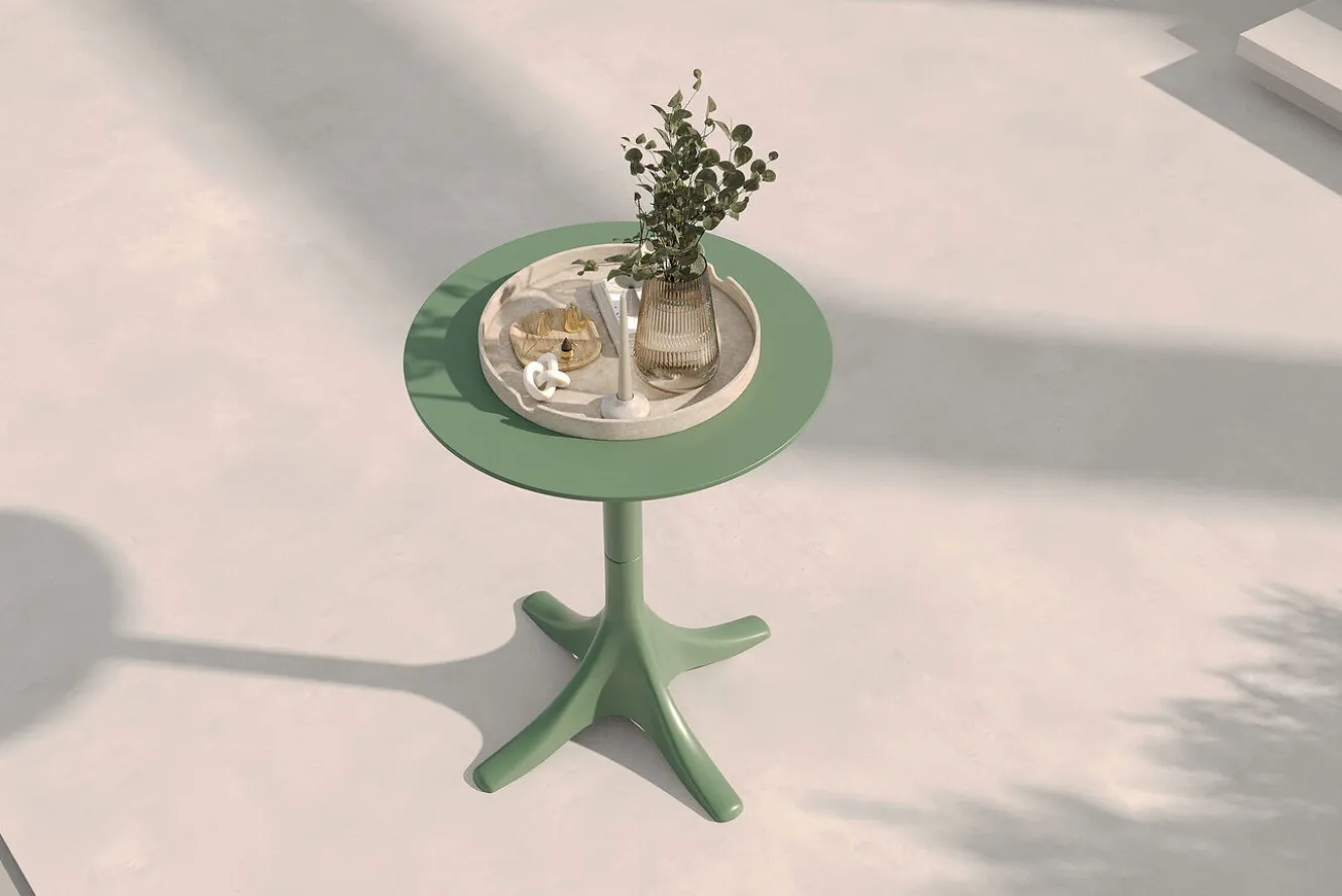 VILLANA Pico Soft Balkon-Set, pestogrün, Kunststoff, Tisch Ø 70 cm und 2 Stapelsessel, UV-beständig, wetterfest