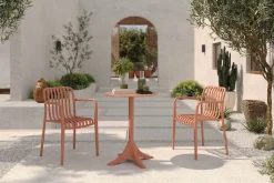 VILLANA Pico Soft Balkon-Set, ziegelrot, Kunststoff, Tisch Ø 70 cm und 2 Stapelsessel, UV-beständig, wetterfest