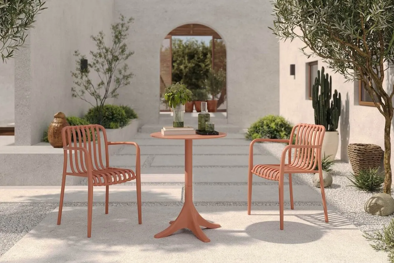 VILLANA Pico Soft Balkon-Set, ziegelrot, Kunststoff, Tisch Ø 70 cm und 2 Stapelsessel, UV-beständig, wetterfest